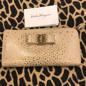 NEW Ferragamo Miss Vara Bow Zip Wallet
